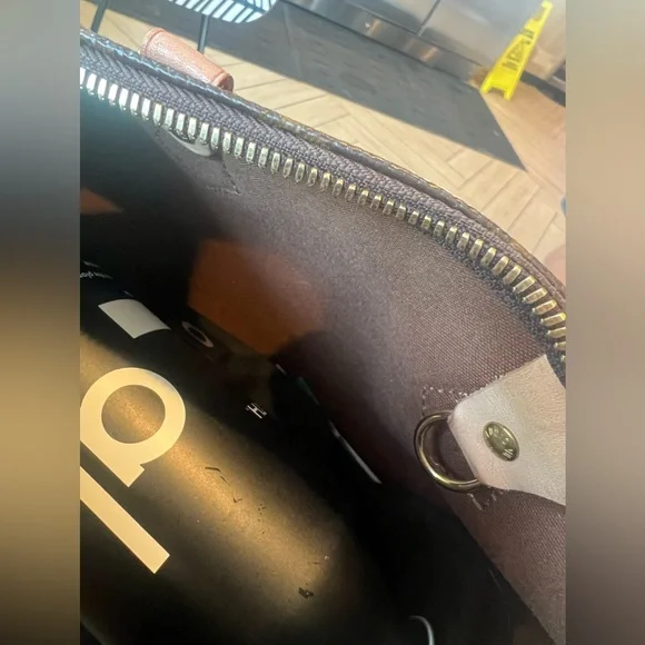 not for sell. Too old


Louis Vuitton Monogram Speedy 25 with Bandouliere strap - Picture 6 of 7